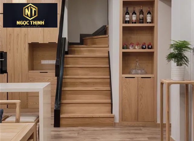 KỆ CẦU THANG NGỌC THỊNH GỖ TỰ NHIÊN